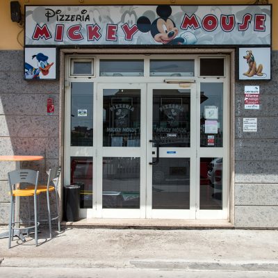 MAX76 Pizzeria Mickey Mouse ad Aprilia Campo di Carne. Pizza per tutti i gusti.
